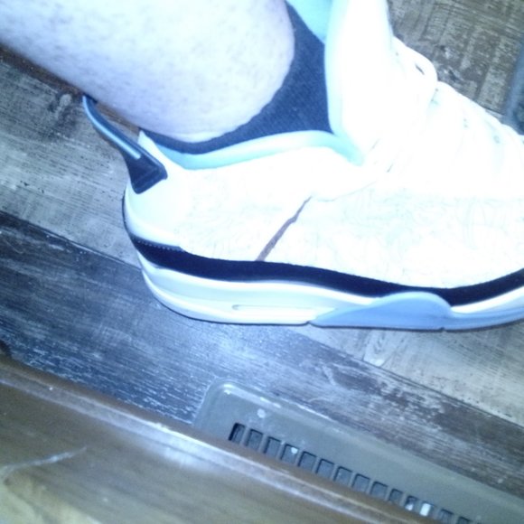 Athletic_Shoes